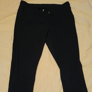 Black peak jogger